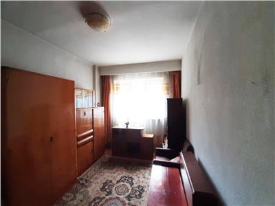 Apartament 3 camere, decomandat,Cetate etaj 1, 81000 euro