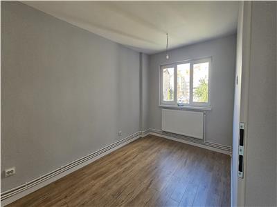 Apartament 3 camere, decomandat,Cetate etaj 1, recent renovat