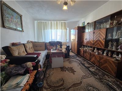 Apartament 3 camere, decomandat Cetate 78500 euro
