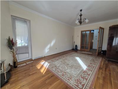 Apartament 3 camere, Centru, etaj 1, 109000 euro